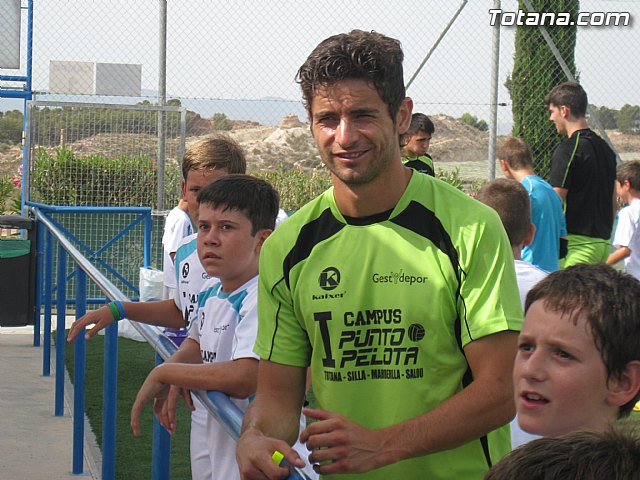 Unos 50 niños y jvenes participan durante esta semana en el I Campus de Ftbol 