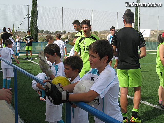 Unos 50 niños y jvenes participan durante esta semana en el I Campus de Ftbol 