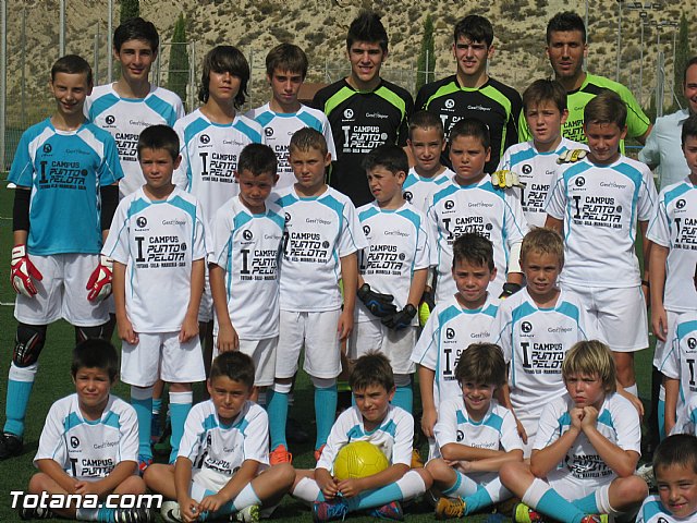 Unos 50 niños y jvenes participan durante esta semana en el I Campus de Ftbol 