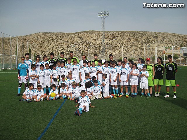 Unos 50 niños y jóvenes participan durante esta semana en el I Campus de Fútbol Punto Pelota que coordina Isaac Jové, Foto 1