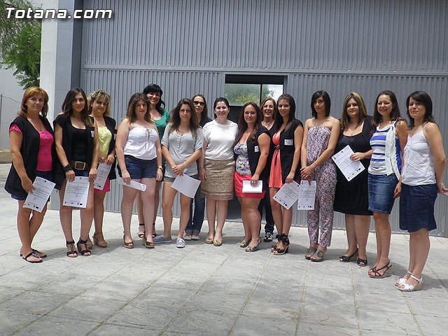 Un total de 15 alumnas finalizan el programa formativo de auxiliar de centros de Estética y Belleza, Foto 1