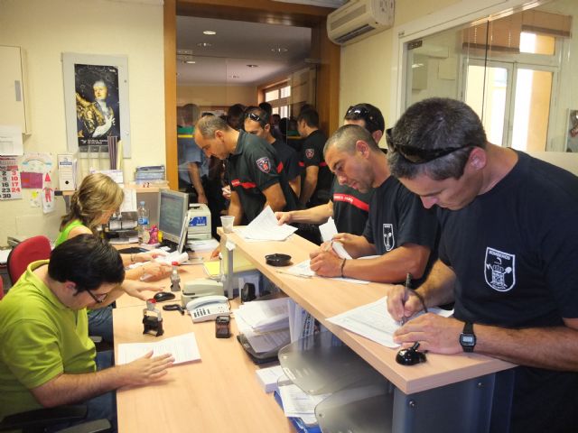 Cerca de sesenta bomberos del SEIS realizan una marcha para protestar por la elección a dedo de nuevos cabos y sargentos en el cuerpo - 2, Foto 2