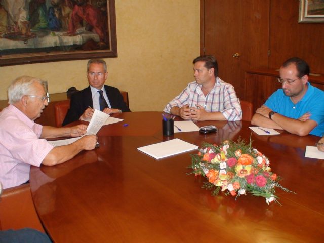 El Alcalde de Bullas junto con los miembros de algunas comunidades de regantes de Bullas visitan al presidente de la CHS - 1, Foto 1