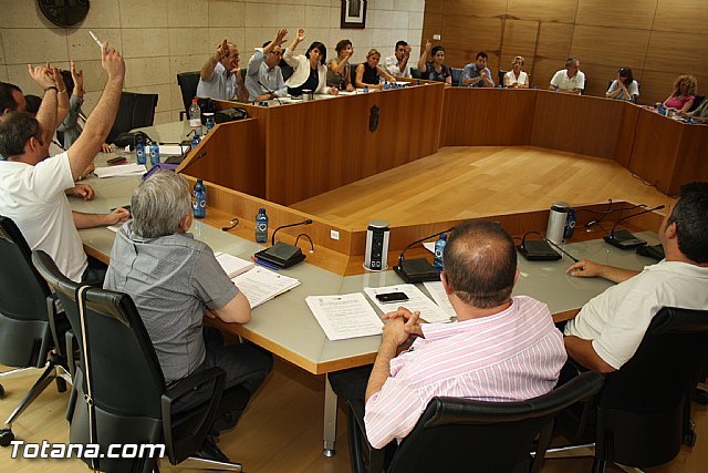 El Pleno aprueba un paquete de medidas en materia de personal que supondrán un ahorro a las arcas municipales de 2,2 millones de euros, Foto 1