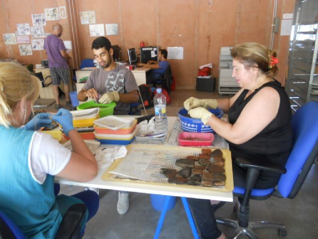 20 trabajadores desempleados contratados por el SEF finalizan el programa para realizar trabajos de excavación y limpieza arqueológica en el Yacimiento Argárico de La Bastida, Foto 1