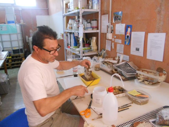 20 trabajadores desempleados contratados por el SEF finalizan el programa para realizar trabajos de excavación y limpieza arqueológica en el Yacimiento Argárico de La Bastida, Foto 2