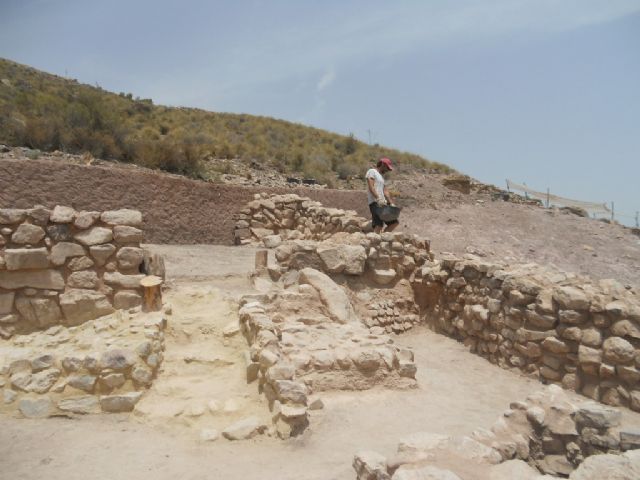 20 trabajadores desempleados contratados por el SEF finalizan el programa para realizar trabajos de excavación y limpieza arqueológica en el Yacimiento Argárico de La Bastida, Foto 3