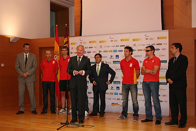 El presidente de la Comunidad recibe a los r epresentantes murcianos del equipo Paralímpico que compite en las olimpiadas de Londres 2012 - 2, Foto 2