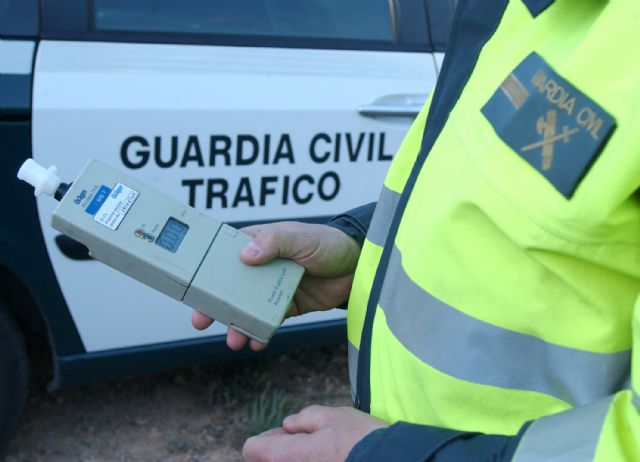 La Guardia Civil detiene a una persona por circular en sentido contrario al establecido y doblar las tasas de alcoholemia establecidas - 1, Foto 1