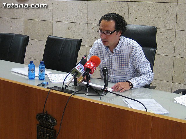 El concejal de Personal explica que las medidas de personal se tienen que adoptar porque mensualmente faltan 360.000 euros para pagar las nóminas, Foto 1