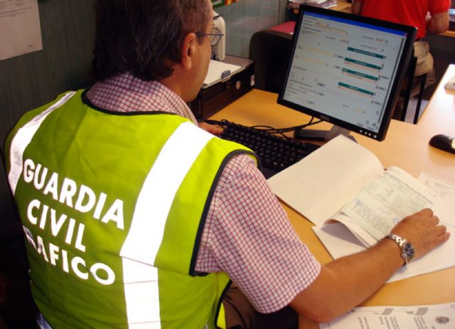 La Guardia Civil detiene a dos personas dedicadas a la falsificación de tarjetas ITV para realizar transferencias - 1, Foto 1