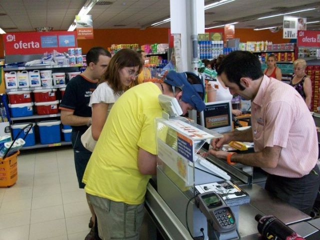 Los usuarios del Centro de Día José Moya Trilla realizan una compra en un comercio del municipio para reforzar sus habilidades en la vida diaria, Foto 2