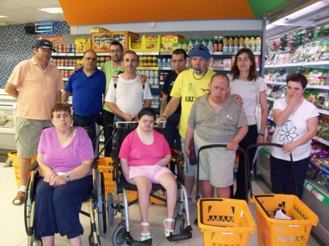 Los usuarios del Centro de Día José Moya Trilla realizan una compra en un comercio del municipio para reforzar sus habilidades en la vida diaria, Foto 3