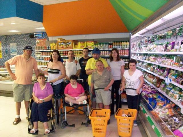 Los usuarios del Centro de Día José Moya Trilla realizan una compra en un comercio del municipio para reforzar sus habilidades en la vida diaria, Foto 4