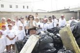 Un centenar de personas participan en la actividad de voluntariado de limpieza del cauce del ro y la rambla de Tiata