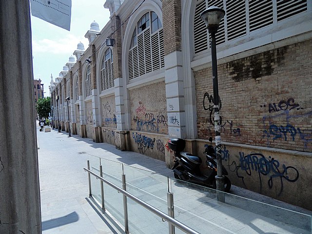 El Grupo Socialista exige al PP municipal una limpieza de choque en el exterior del mercado de Verónicas, lleno de pintadas - 1, Foto 1
