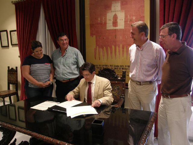 El Alcalde firma un convenio con los Pasos Blanco y Azul para mejorar la gestión económica y la promoción de sus museos de bordados de Semana Santa - 1, Foto 1