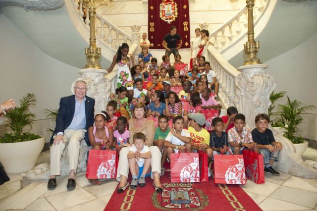 La alcaldesa les desea feliz verano a los niños saharahuis durante su estancia en Cartagena - 1, Foto 1
