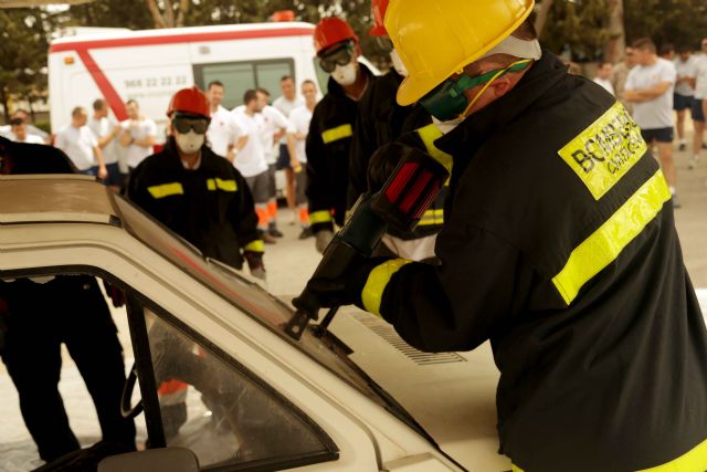 Los bomberos de Cartagena instruyen a los artilleros de Tentegorra en técnicas de excarcelación y rescate de heridos - 1, Foto 1