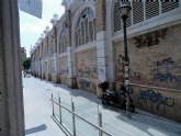 El Grupo Socialista exige al PP municipal una limpieza de choque en el exterior del mercado de Verónicas, lleno de pintadas