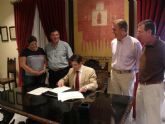 El Alcalde firma un convenio con los Pasos Blanco y Azul para mejorar la gestión económica y la promoción de sus museos de bordados de Semana Santa