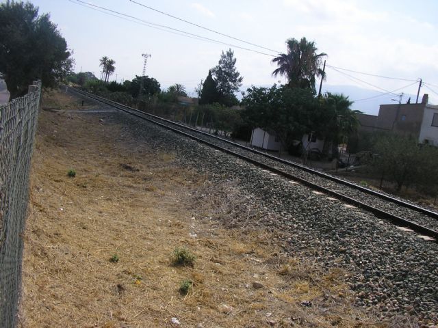 Se logra que ADIF acceda a la limpieza de maleza en los laterales de la va del tren a su paso por Alhama, Foto 2