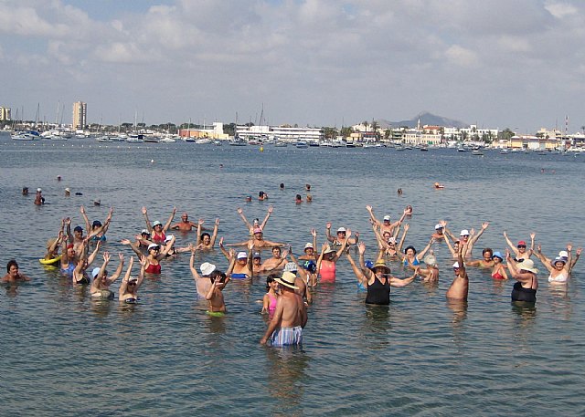 Turismo ofrece el programa de ejercicios terapéuticos Fisioterapia en el mar en la playa de La Mota - 1, Foto 1