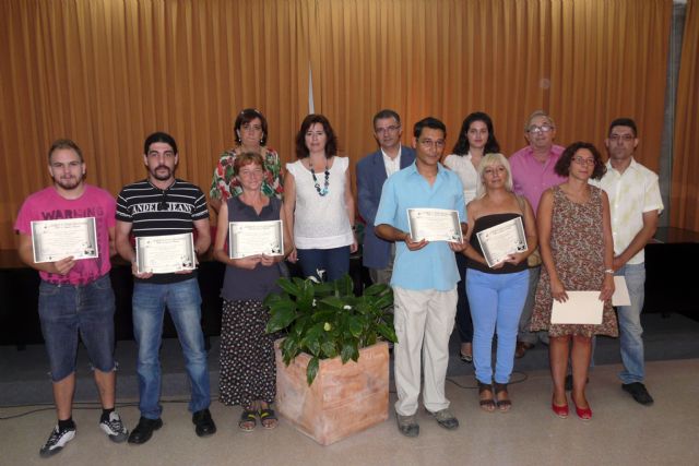 Entrega de diplomas a los 15 alumnos del curso de zapatería del Programa de Prevención e Inserción Social de Molina de Segura - 1, Foto 1