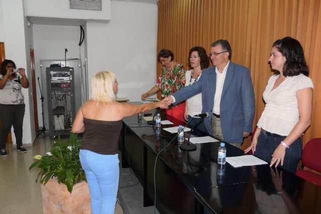 Entrega de diplomas a los 15 alumnos del curso de zapatería del Programa de Prevención e Inserción Social de Molina de Segura - 2, Foto 2