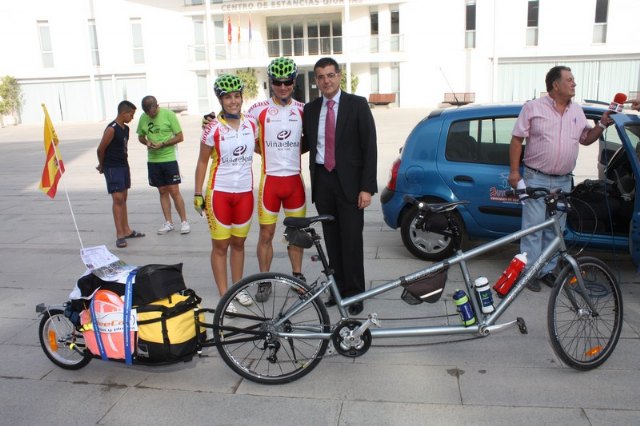 El alcalde de Torre-Pacheco despide a los dos pachequeros que viajaran a Londres en tandem para conseguir la construcción de un instituo en Mali - 1, Foto 1