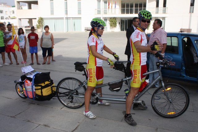 El alcalde de Torre-Pacheco despide a los dos pachequeros que viajaran a Londres en tandem para conseguir la construcción de un instituo en Mali - 2, Foto 2