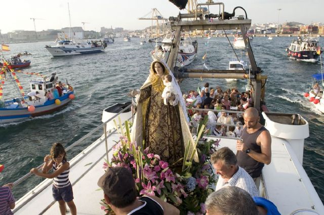 Los pescadores procesionan en el mar a la Virgen del Carmen - 1, Foto 1