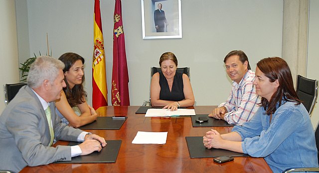 La Consejera de Sanidad y Política Social adquiere el compromiso de ampliar el Centro de Salud de Bullas - 1, Foto 1