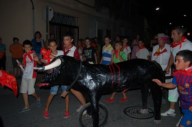 Cerca de un millar de pequeños y mayores disfrutan con la tercera edición del Chiqui San Fermín de las Fiestas 2012 del Barrio del Carmen de Alguazas - 2, Foto 2