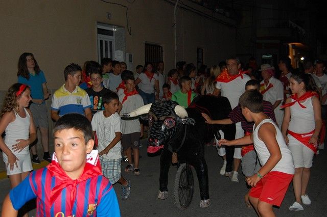 Cerca de un millar de pequeños y mayores disfrutan con la tercera edición del Chiqui San Fermín de las Fiestas 2012 del Barrio del Carmen de Alguazas - 3, Foto 3