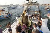 Los pescadores procesionan en el mar a la Virgen del Carmen