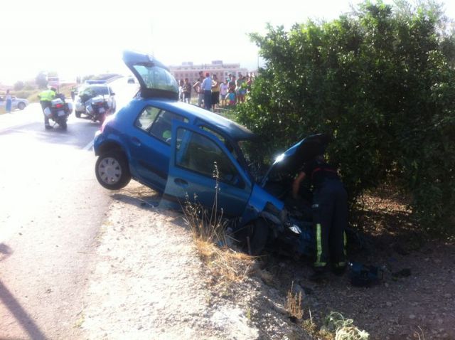 Municipal emergency services attend an injured person was an accident on the road towards the A-7, Foto 1
