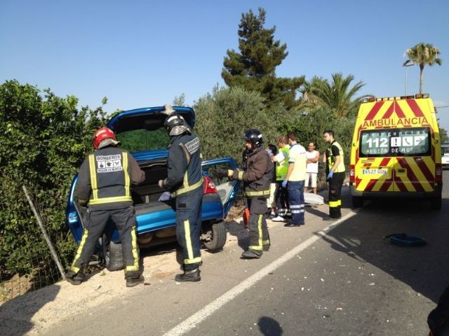 Los servicios municipales de emergencias asisten a una persona herida que resultó de un accidente en la carretera en dirección a la A-7 - 2, Foto 2