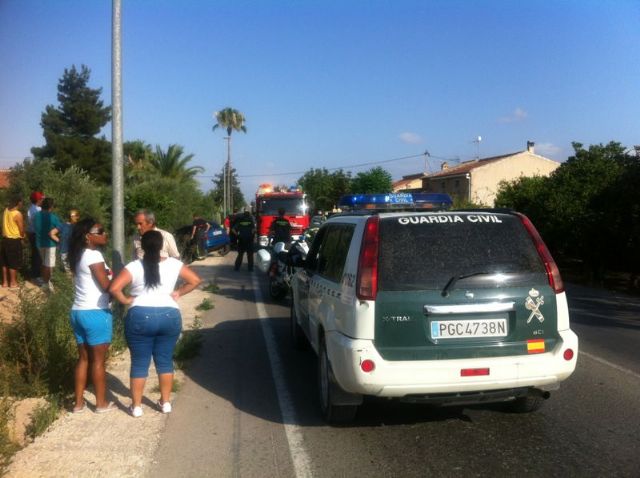 Los servicios municipales de emergencias asisten a una persona herida que resultó de un accidente en la carretera en dirección a la A-7 - 3, Foto 3