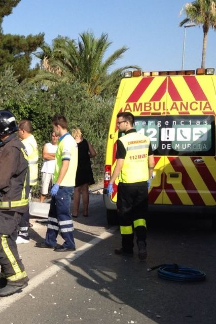 Los servicios municipales de emergencias asisten a una persona herida que resultó de un accidente en la carretera en dirección a la A-7 - 4, Foto 4