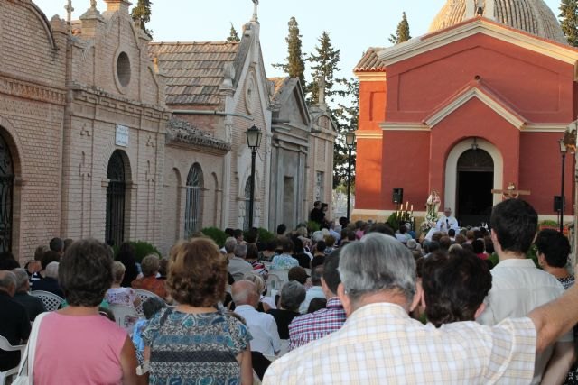 Numerosas personas asisten a la misa de la Patrona del Cementerio Municipal de Totana coincidiendo con la festividad de Nuestra Señora del Carmen, Foto 1