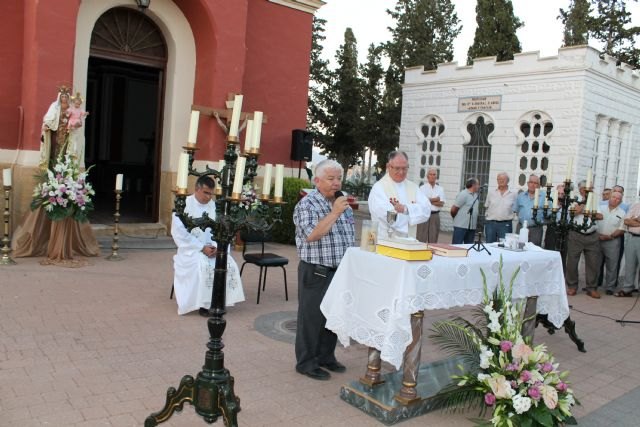Numerosas personas asisten a la misa de la Patrona del Cementerio Municipal de Totana coincidiendo con la festividad de Nuestra Señora del Carmen, Foto 2