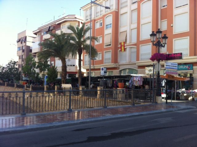 They move 18 seats to the weekly market for the remodeling of the pavements of one of the margins on Avenida La Rambla Santa, Foto 1
