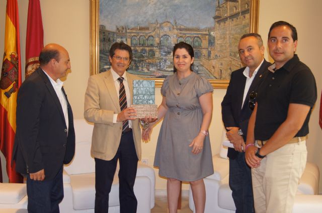 The Mayor of Totana and president of the AECC makes delivery to the mayor of Lorca's recognition as guest city at the National Association, Foto 1