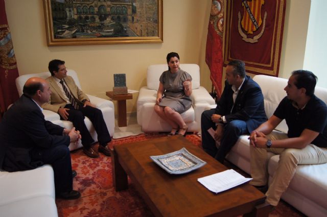 La alcaldesa de Totana y presidenta de la AeCC hace entrega al alcalde de Lorca del reconocimiento como ciudad invitada en la asociación nacional - 2, Foto 2