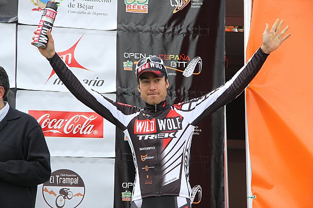 Imagen de Sergio en el podio tras vencer el Open de España. BRI SPORTS, Foto 1