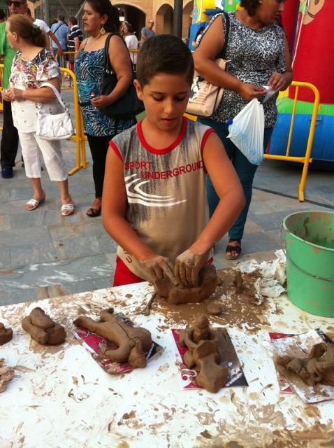 Totana potters children approach to traditional treatment techniques of clay, Foto 2