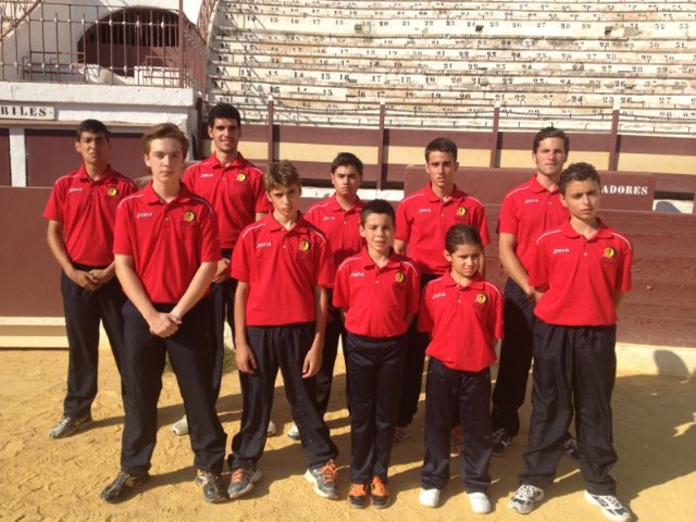 Los alumnos con sus nuevos uniformes. (E.T.R.M), Foto 1