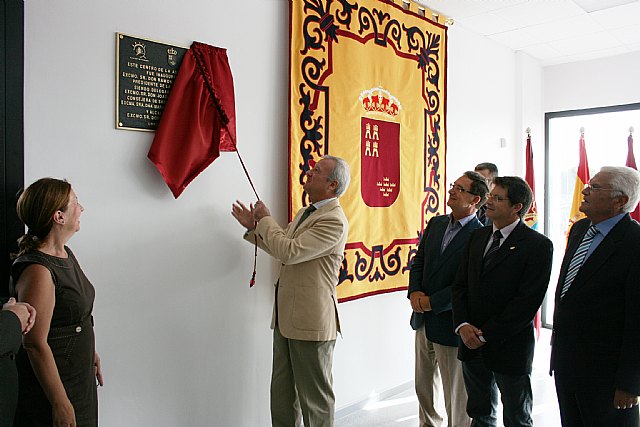 Valcárcel elogia la gran labor asistencial y de integración social que desarrolla el Centro Polivalente de Apandis en La Hoya - 1, Foto 1