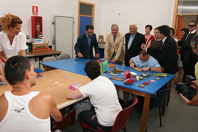Valcárcel elogia la gran labor asistencial y de integración social que desarrolla el Centro Polivalente de Apandis en La Hoya - 2, Foto 2